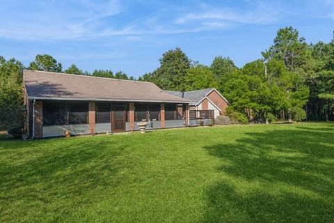 A home in DeFuniak Springs