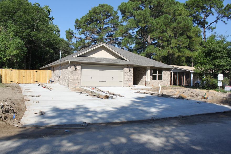 BEAUTIFUL NEW CUSTOM ALL BRICK 4 BEDROOM 2 BATH HOME. THIS WONDERFUL OPEN FLOOR PLAN HAS HUGE FAMILY ROOM, DOUBLE TREY CEILING WITH ROPE LIGHTING FOR A VERY ELEGANT LOOK IN THE EVENINGS. THE KITCHEN WILL HAVE GRANITE COUNTER TOPS WITH CUSTOM CABINETS. THERE IS A LARGE COVERED PORCH THAT IS SCREENED IN.THER WILL BE A RV OR BOAT PAD ON THE LEFT SIDE OF THE HOME WITH ELECTRIC AND WATER.