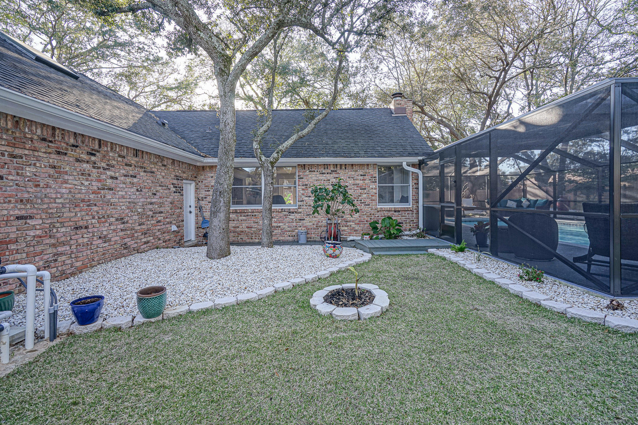 COUNTRY CLUB ESTATES - Residential