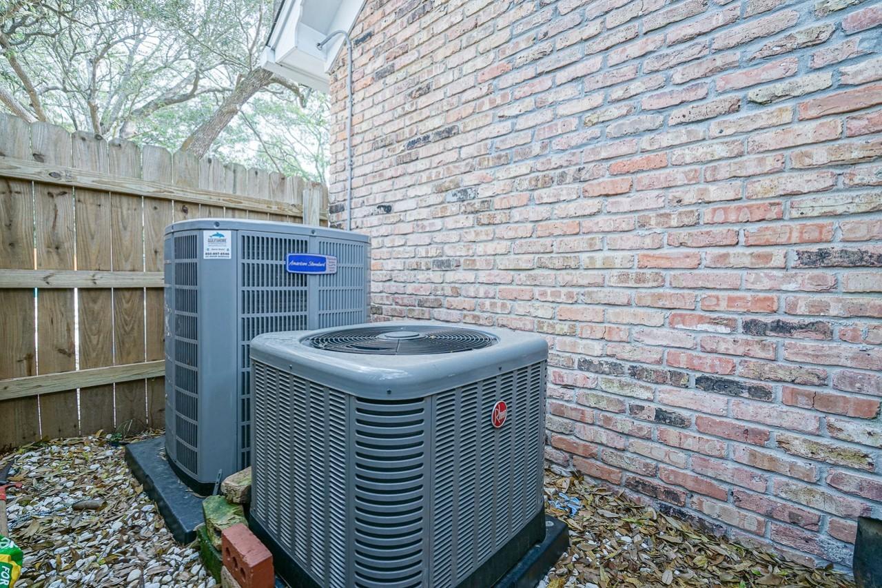 COUNTRY CLUB ESTATES - Residential