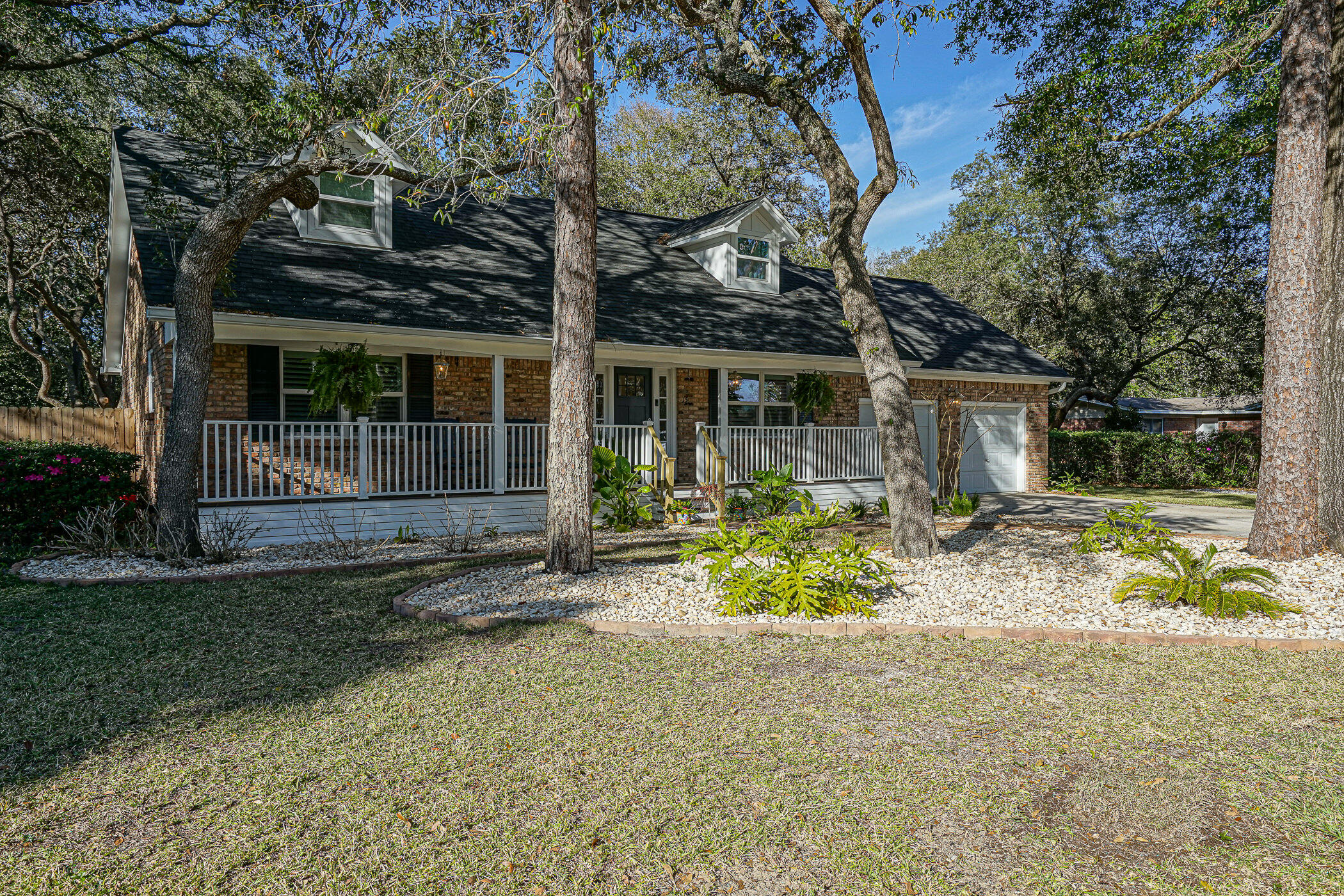 COUNTRY CLUB ESTATES - Residential