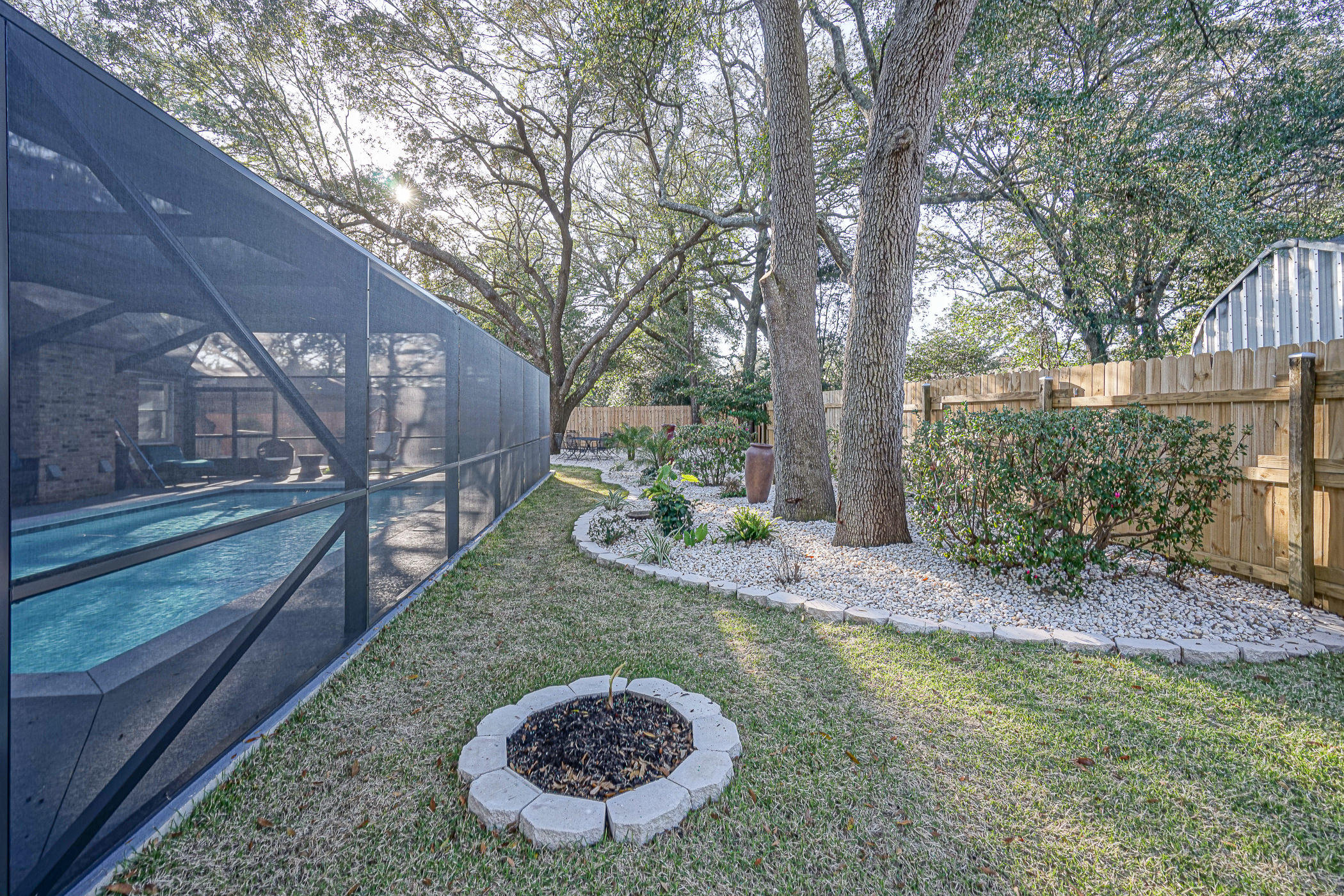 COUNTRY CLUB ESTATES - Residential