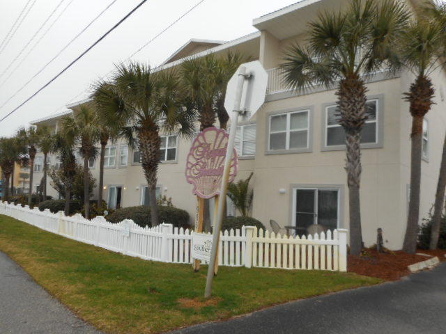 This property is to be placed in an upcoming event. All bids should be submitted at www.homesearch.com (void where prohibited). Submit any offers received pre-event (or post-event) to sales@homesearch.com. All pre-event or post-event offers will be reviewed and responded to within 3 business days. All properties are subject to a 5% buyer's premium pursuant to the Event Agreement and Terms & Conditions (minimums will apply). Please contact listing agent for details and commission paid on this property