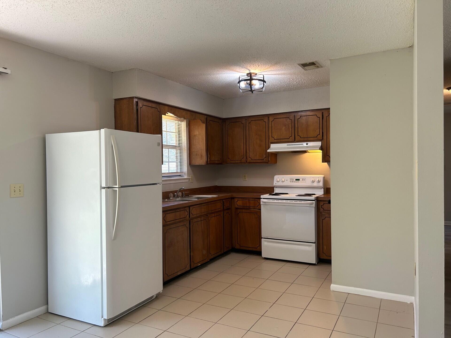 WHISPERING LAKES ESTATES - Residential Lease