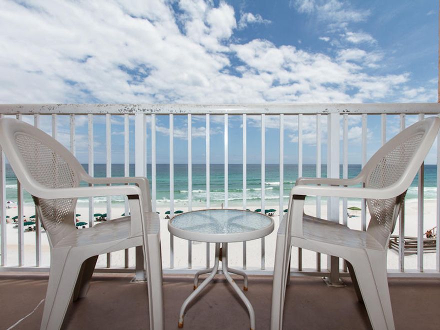 Cozy studio unit accommodates up to 4 guests. Colorful and comfortable - perfect for a beach getaway. BRAND NEW FLAT SCREEN TV JUST ADDED!!! Amazing views from the 5th floor private patio! NOW OFFERING WIRELESS INTERNET ACCESS.Everyone will enjoy staying in this updated studio! Breathtaking views and great furnishings will help you relax, the full kitchen provides all you need for a lovely meal. Come on to the beach!