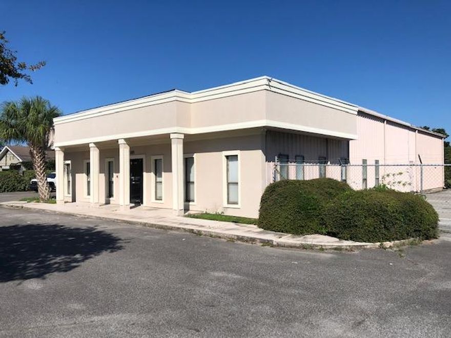 5000 SF Free Standing building in the heart of Destin, easy access to Hwy 98, large fenced in yard, semi access, great building for Industrial use, Flex space or Professional Use, owner will allow for renovations for Industrial or Professional use.