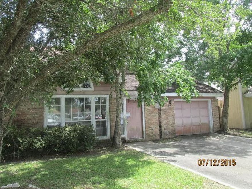 ***REO*** Great location! Open floor plan. Vaulted ceiling. Fireplace. Large master downstairs with two bedrooms upstairs. eat in kitchen that overlooks a spacious backyard. DON'T WAIT...YOU'LL BE TOOO LATE!