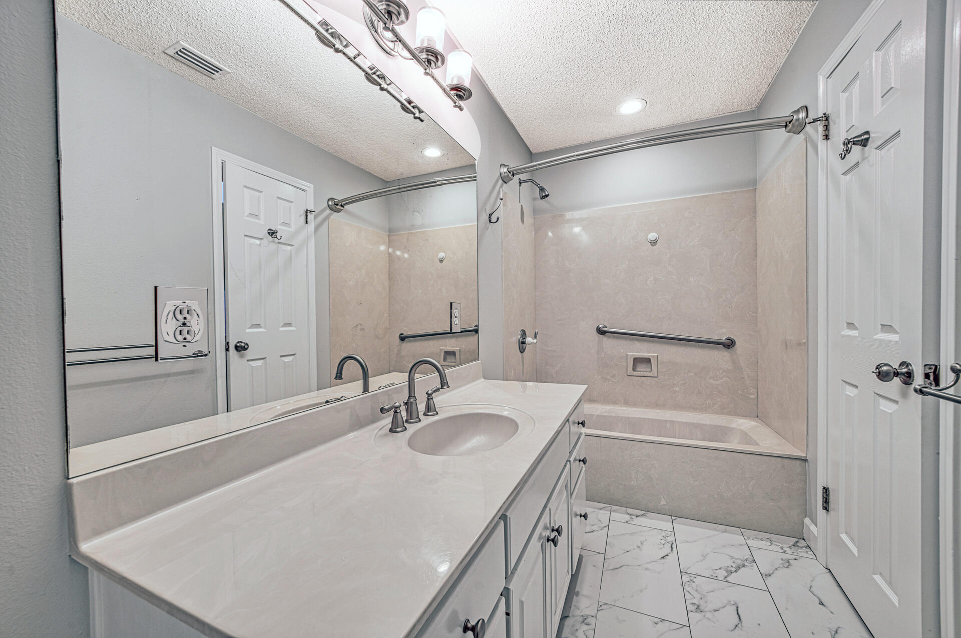 LAKE WAY VILLAS 3 - Residential