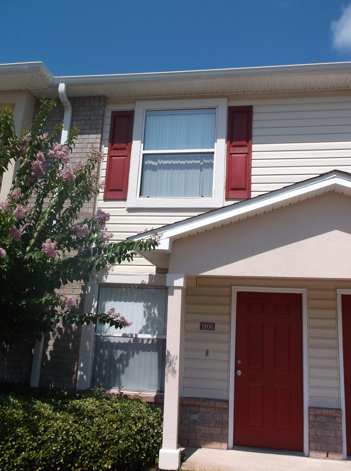 AVAILABLE FOR IMMEDIATE OCCUPANCY.COMPLETED APPLICATIONS ARE REQUIRED FOR EACH ADULT BEING ACCEPTED AND PROCESSED ON A FIRST COME, FIRST SERVE BASIS. SMOKING PROHIBITED. NO PETS ALLOWED.THIS IS AN INTERIOR UNIT TOWNHOUSE, 2 BEDROOMS, 1.5 BATHROOMS, KITCHEN IS EQUIPPED WITH STOVE, REFRIGERATOR AND DISHWASHER, BUILT IN MICROWAVE AND BREAKFAST BAR. FAMILY ROOM. INSIDE LAUNDRY ROOM WITH WASHER AND DRYER BEING PROVIDED BUT ARE NOT WARRANTED. BOTH BEDROOMS AND THE FULL BATH ARE LOCATED ON THE 2ND FLOOR. ASSIGNED PARKING.FOR MORE INFORMATION, TO SCHEDULE AN APPOINTMENT TO VIEW THIS PROPERTY AND TO APPLY ONLINE, PLEASE VISIT OUR WEBSITE AT WWW.PROPERTYFRAMEWORKS.COM/PENSACOLA