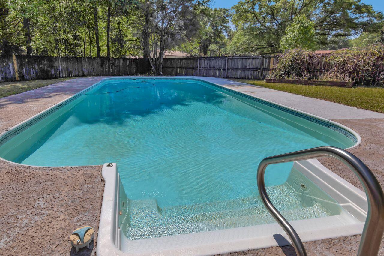 COUNTRY CLUB ESTATES 1 OF CRESTVIEW - Residential