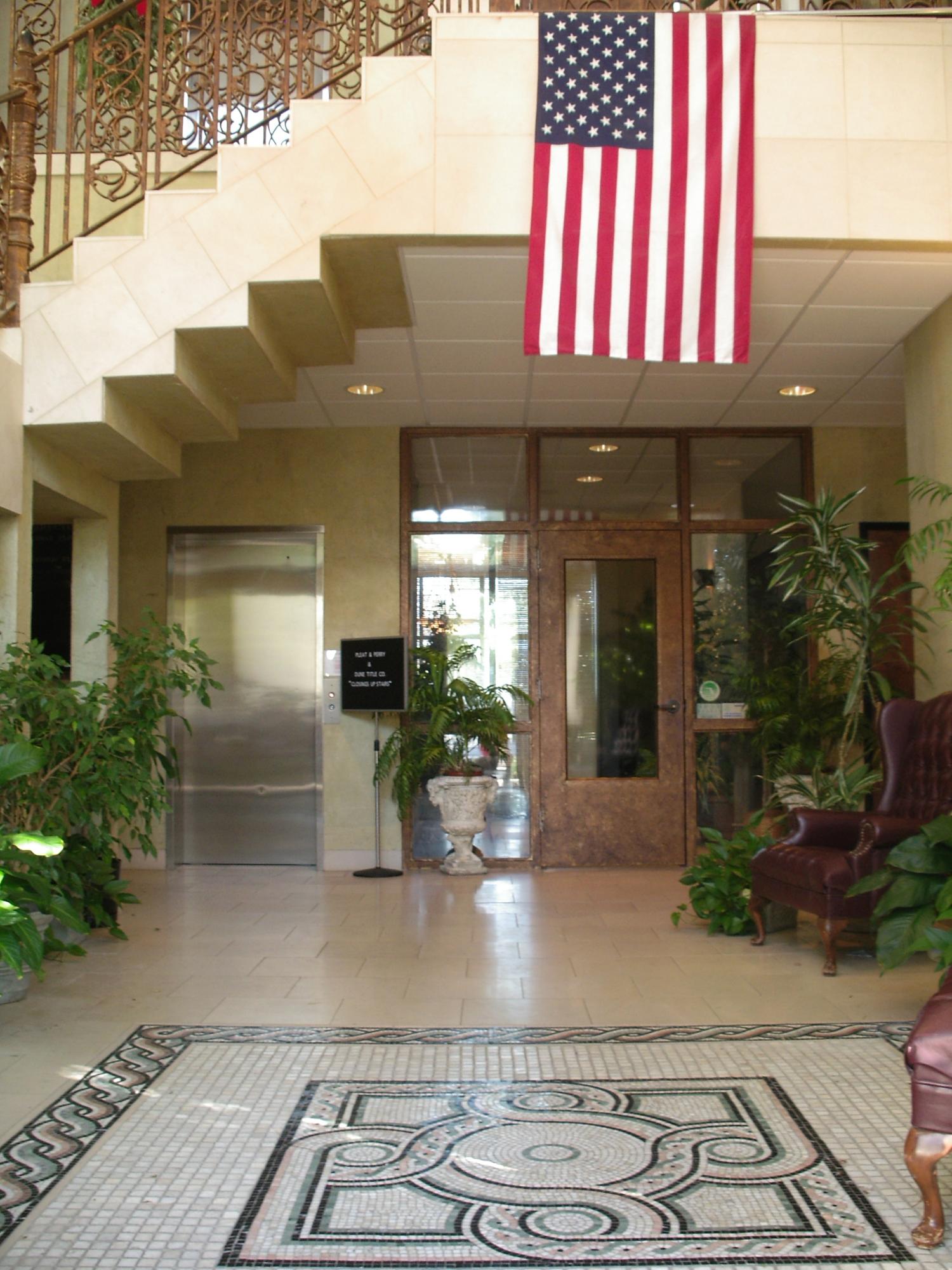 Main image without alt text