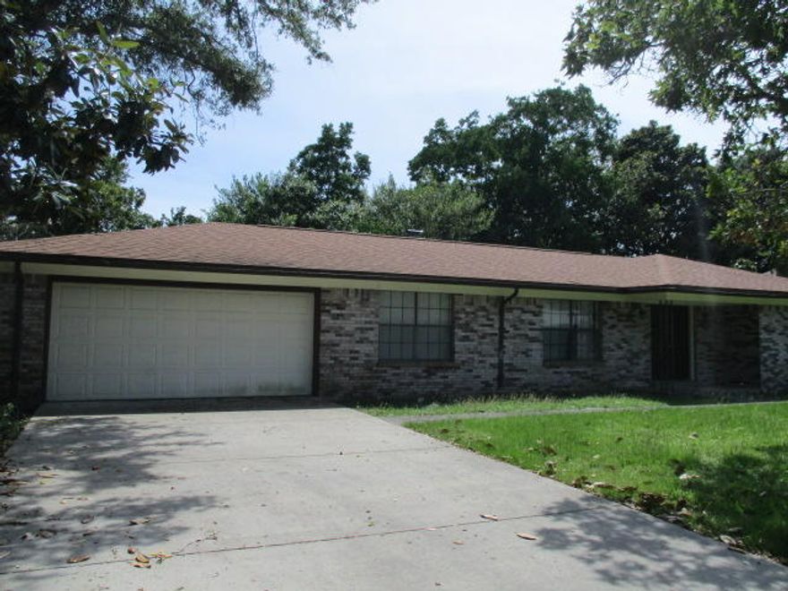 LARGE 4 BEDROOM LOCATED IN LAKE LORRAINE SUBDIVISION. UPDATED KITCHEN AND APPLIANCES. THERE IS A STAINLESS REFRIGERATOR STOVE AND DW. TRAVERTINE TILE IN THE KITCHEN DEN AND HALLWAYS. LARGE LIVING ROOM AND LARGE SEPERATE FAMILY ROOM WITH FIREPLACE. GOOD SIZED FENCED YARD WITH SPRINKLER SYSTEM AND LAWNPUMP. 1 YEAR OLD CARPET IN ALL THE BEDROOMS AND THE LIVING ROOM.  6 PANEL INTERIOR DOORS. BOTH BATHROOMS HAVE UPDATED VANITIES, COUNTERTOPS AND MIRRORS INSTALLED  THIS HOUSE WONT LAST LONG. CALL TODAY TO MAKE AN APPOINTMENT TO VIEW THE PROPERTY. PLEASE CALL OUR OFFICE NUMBER LISTED AND NOT THE CELL NUMBER OF THE AGENT