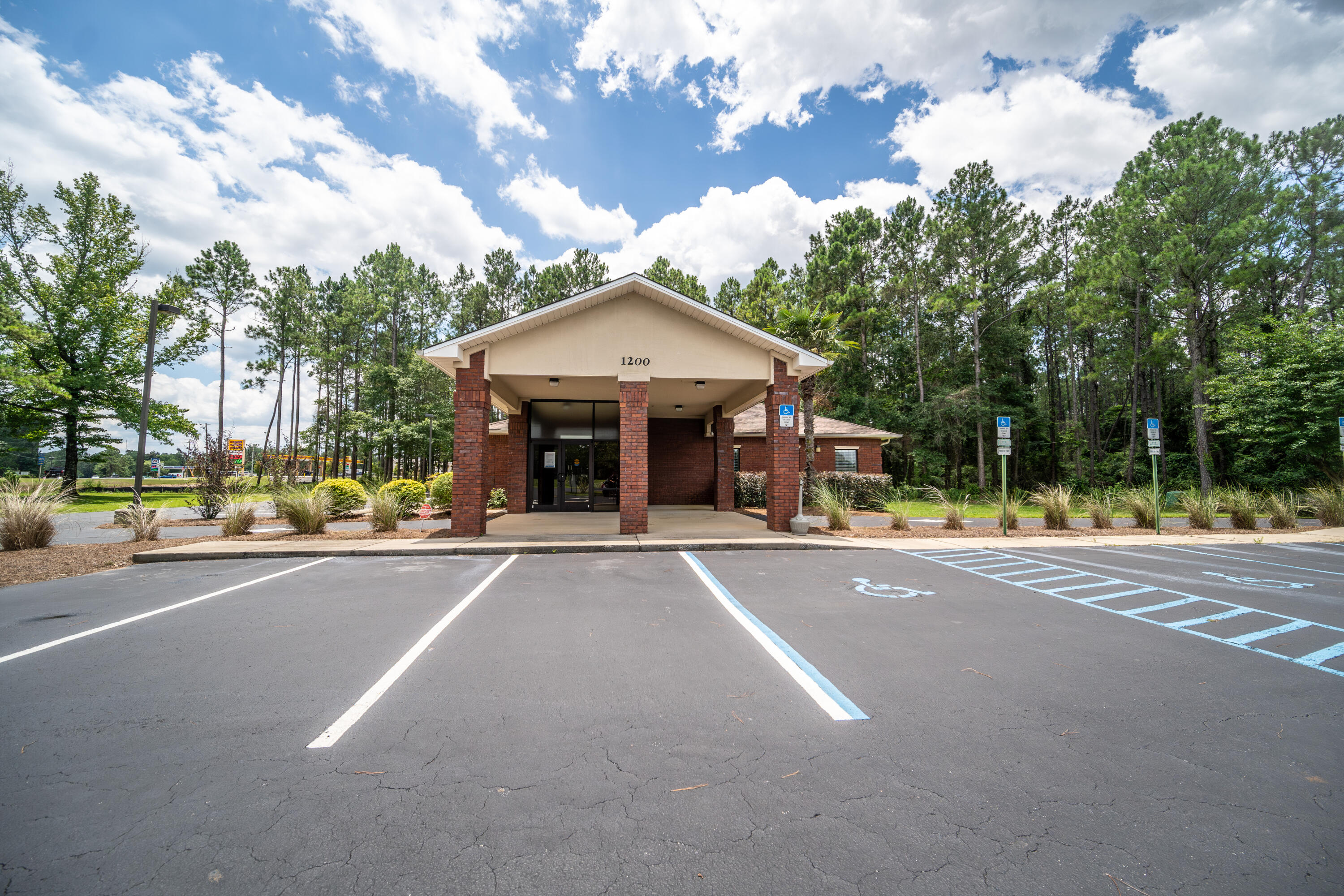 Class A stand alone medical office building with 6 exam rooms and 1 x-ray room., very nice Medical building, owner open tp lease purchase or purchase.