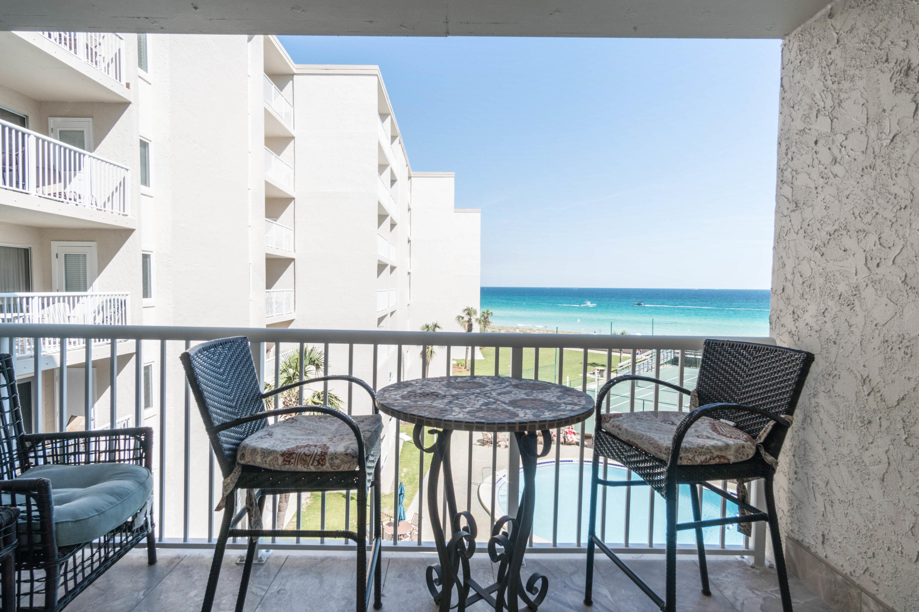 HOLIDAY SURF & RACQUET CLUB - Residential