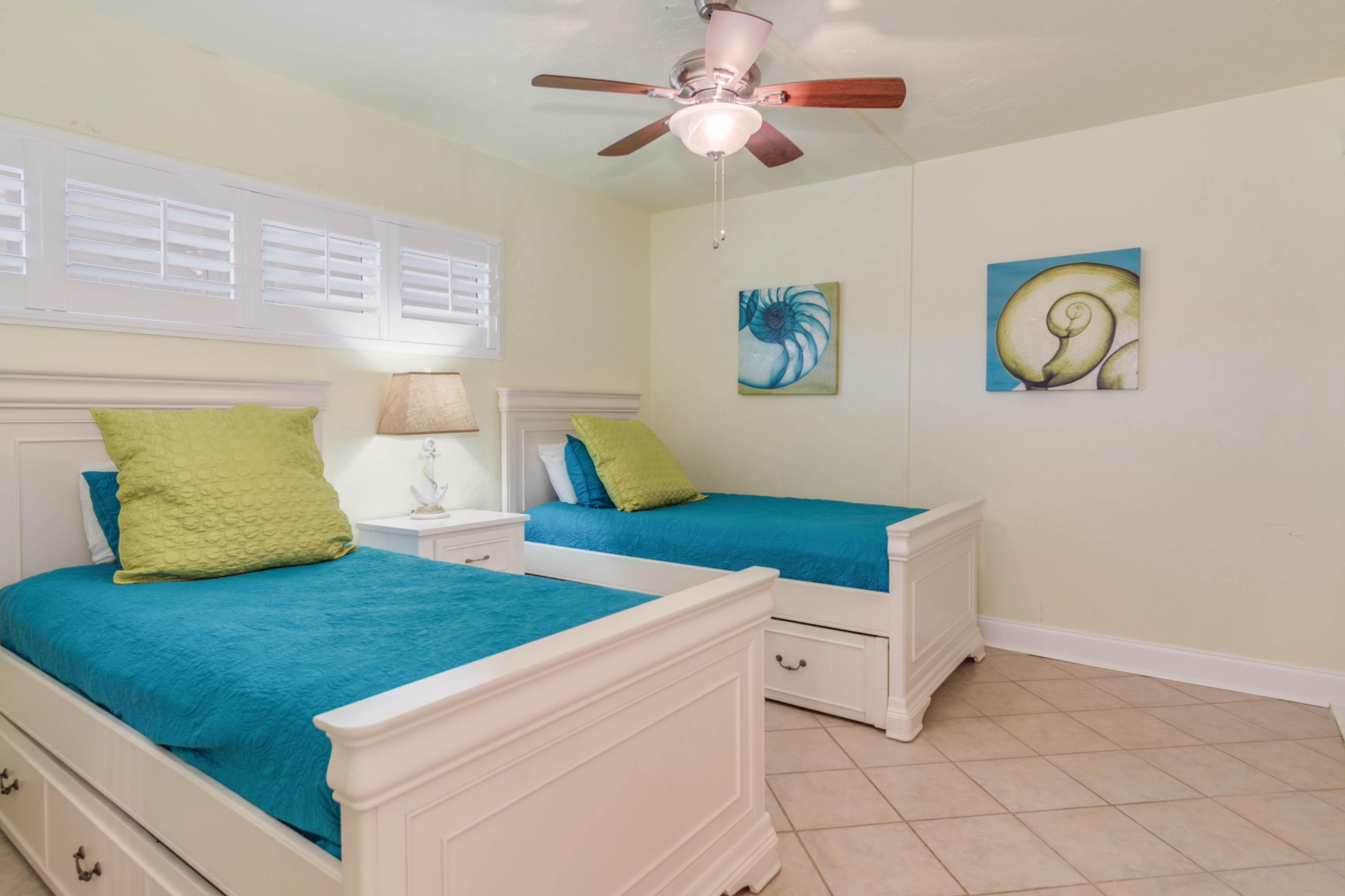 HOLIDAY SURF & RACQUET CLUB - Residential