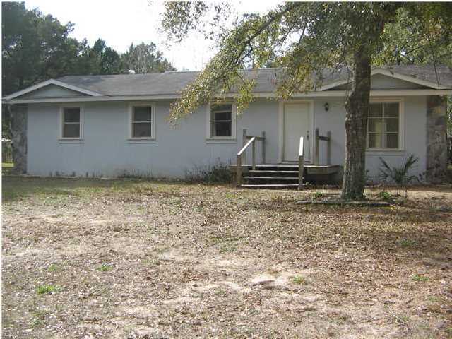 FORECLOSURE FIXER UPPER IN DEFUNIAK SPRINGS. LARGE HOME LOCATED JUST MINUTES OFF HISTORIC CIRCLE DRIVE. THIS 3 BEDROOM, 2 BATH HOME OFFERS 1540 SQ FT OF LIVING AREA. HOUSE HAS A LARGE LIVING ROOM UPON ENTRANCE WITH A CONNECTING DINING AND KITCHEN. THE MASTER SUITE INCLUDES A MASTER BATH WITH TWO ADDITIONAL GOOD SIZE BEDROOMS. HOME IS IN NEED OF REPAIRS AND UPGRADES. PROPERTY HAS FENCED BACK YARD, NICE TREES FOR SHADE AND OUT BUILDING.
