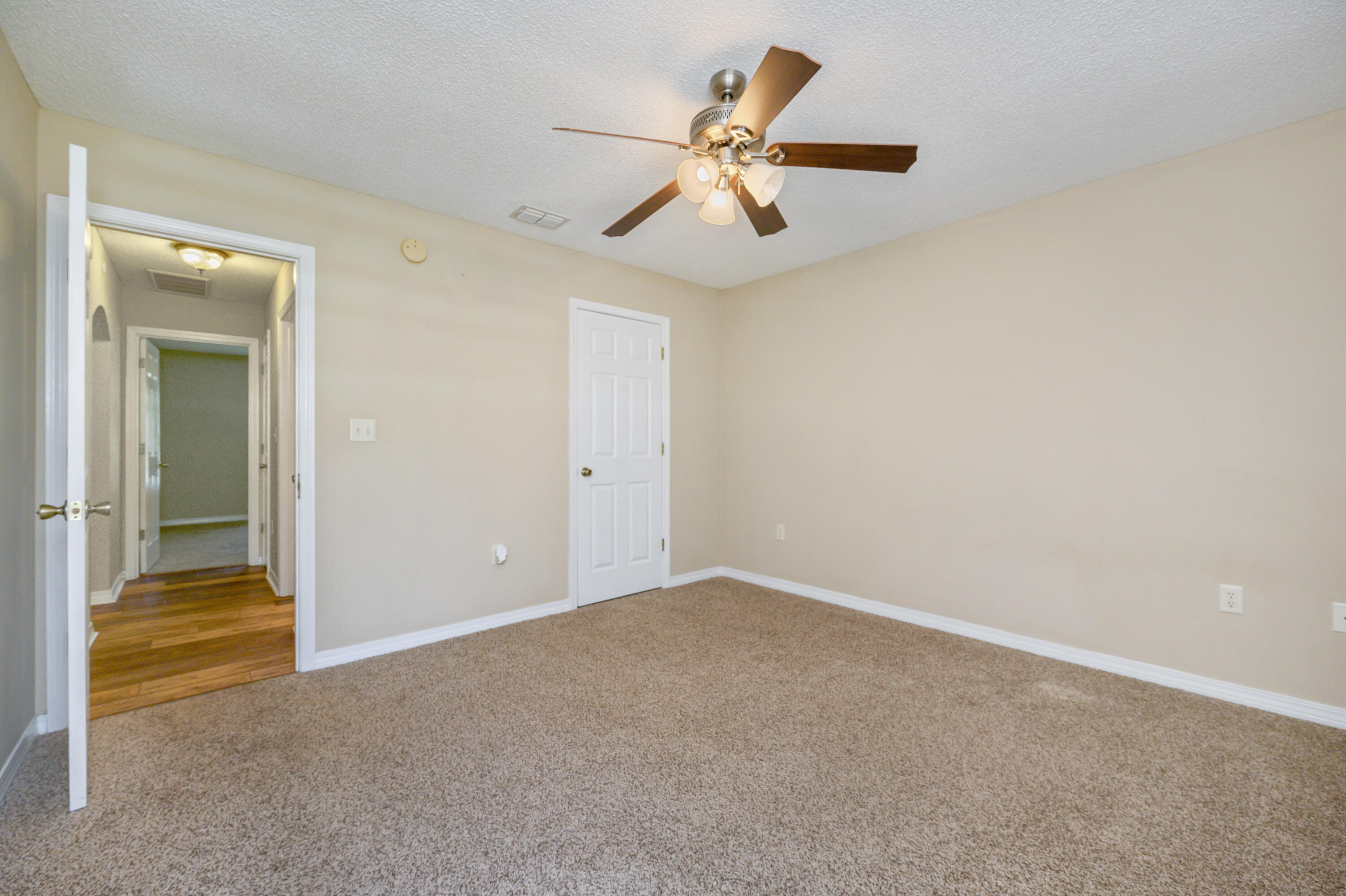 COUNTRY CLUB ESTATES - Residential