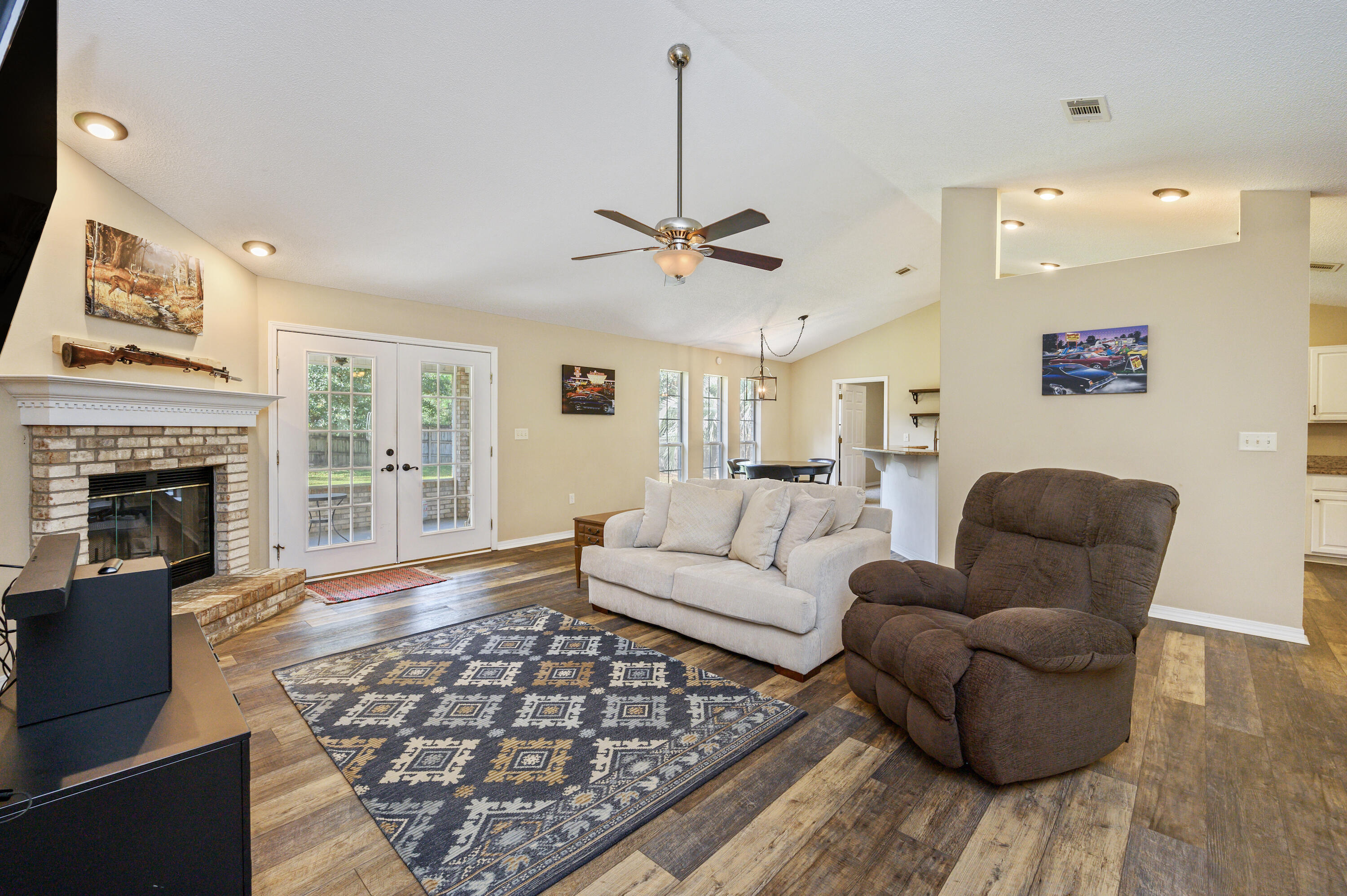 COUNTRY CLUB ESTATES - Residential