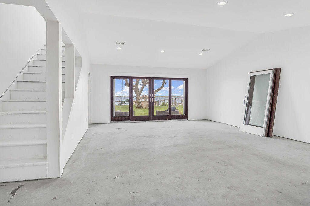 CRESCENT SHORES - Residential