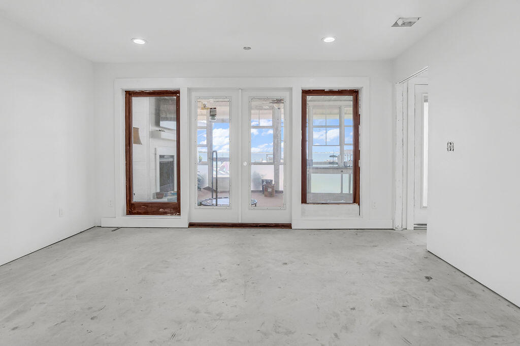 CRESCENT SHORES - Residential