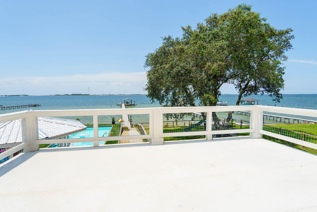 CRESCENT SHORES - Residential