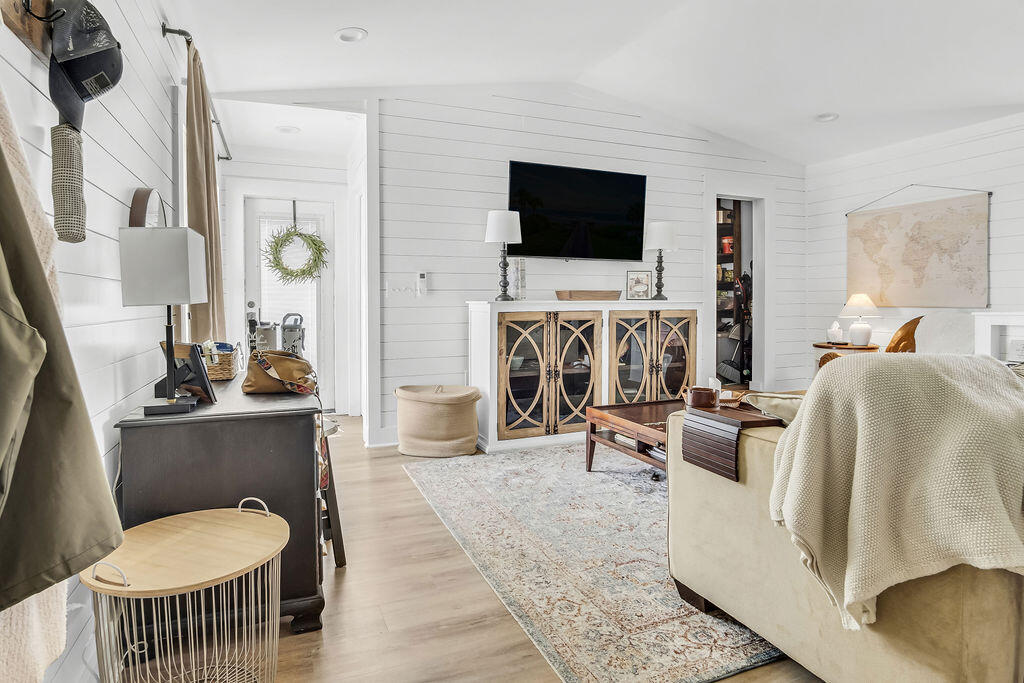 CRESCENT SHORES - Residential