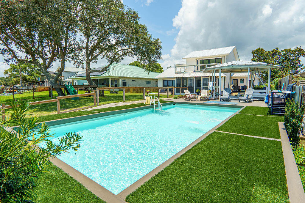 CRESCENT SHORES - Residential