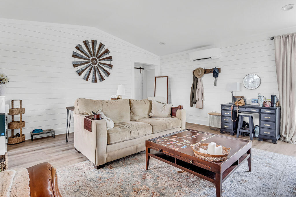 CRESCENT SHORES - Residential