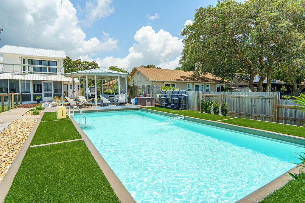 CRESCENT SHORES - Residential