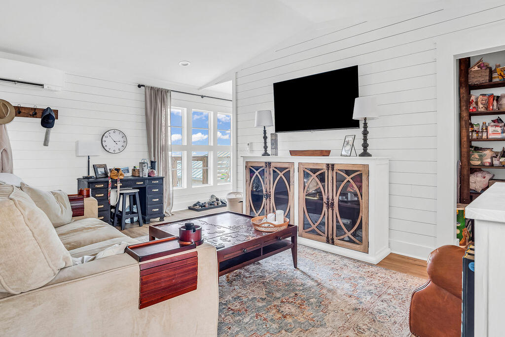 CRESCENT SHORES - Residential