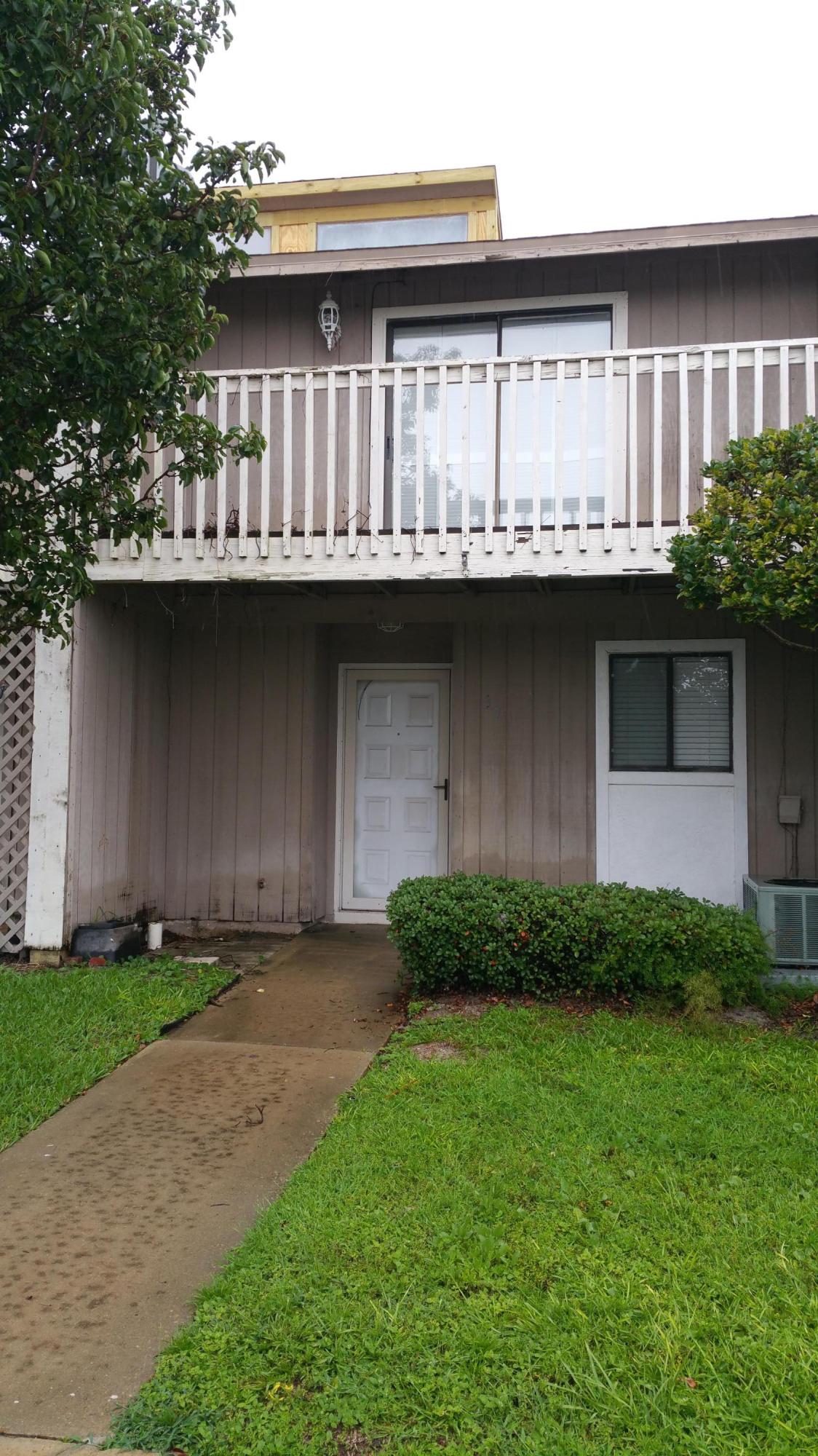2 bedroom unit in Destin Racquet Club, needs some work and updating.