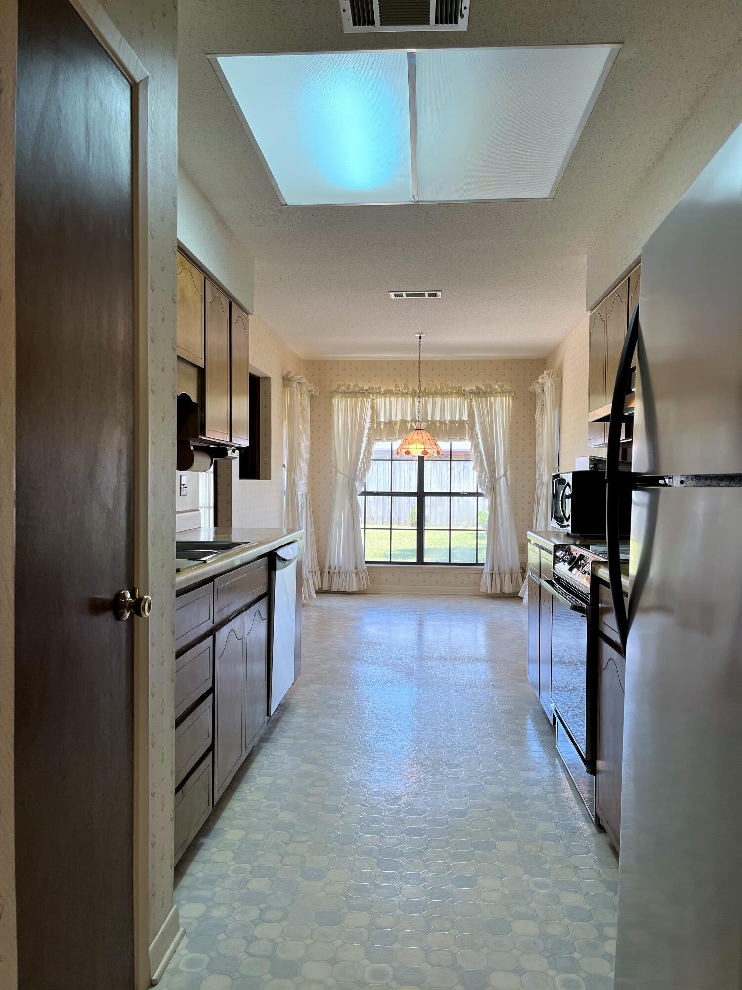 MARY ESTHER MANOR - Residential