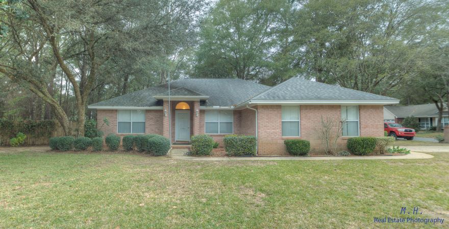 South Crestview, well cared for home in family friendly neighborhood! Spit floor plan with eat-in kitchen, family sized living room with fireplace, spacious master bedroom, over sized bathroom with dual sinks, separate shower and garden tub! The kitchen is bright and very functional with extra counter space and an almost brand new dishwasher! The roof was replaced in 2007, a/c in 2014! This is a great first time home or a great option for those downsizing.