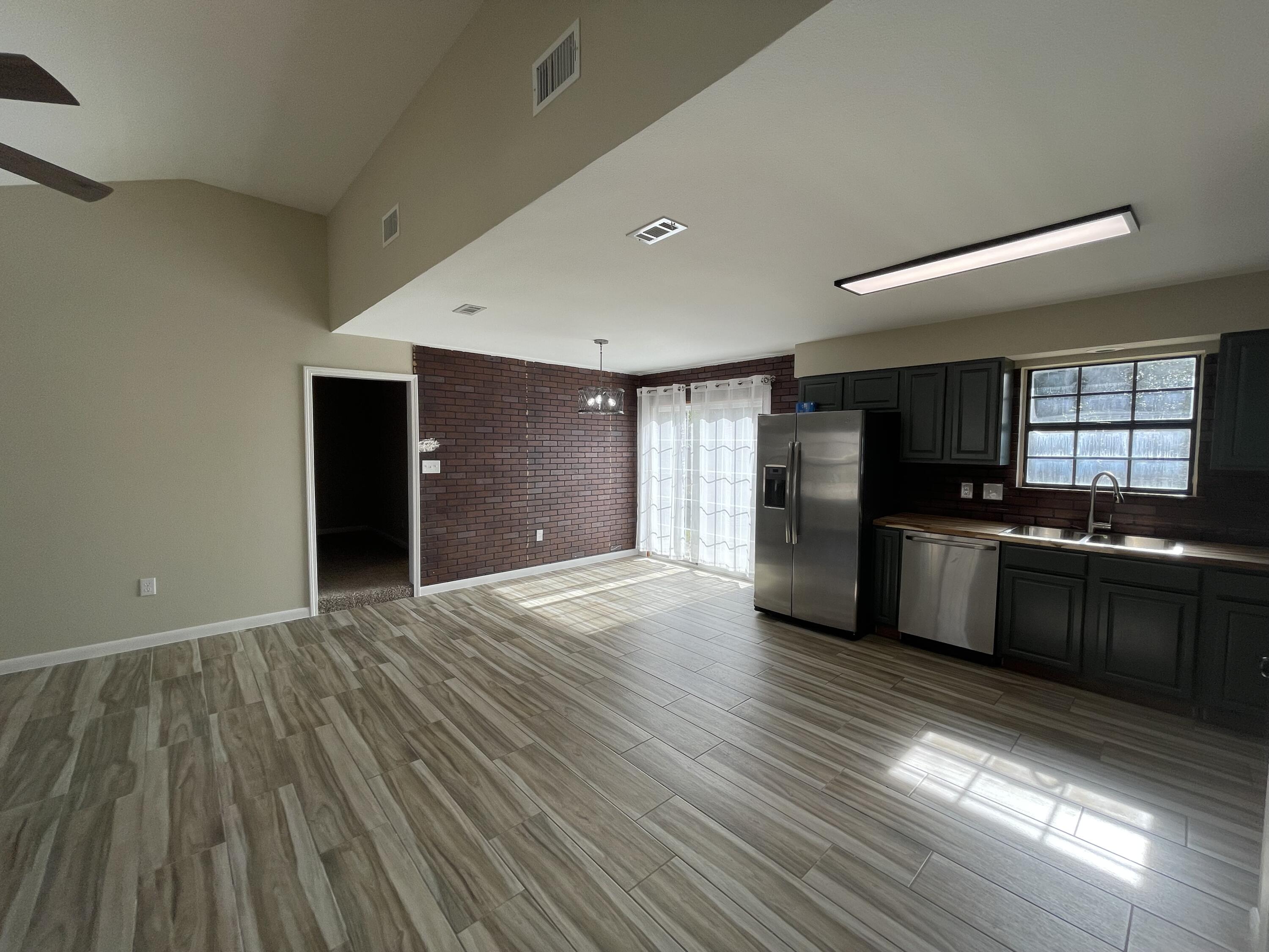 COUNTRYVIEW ESTATES 1ST ADDN - Residential Lease