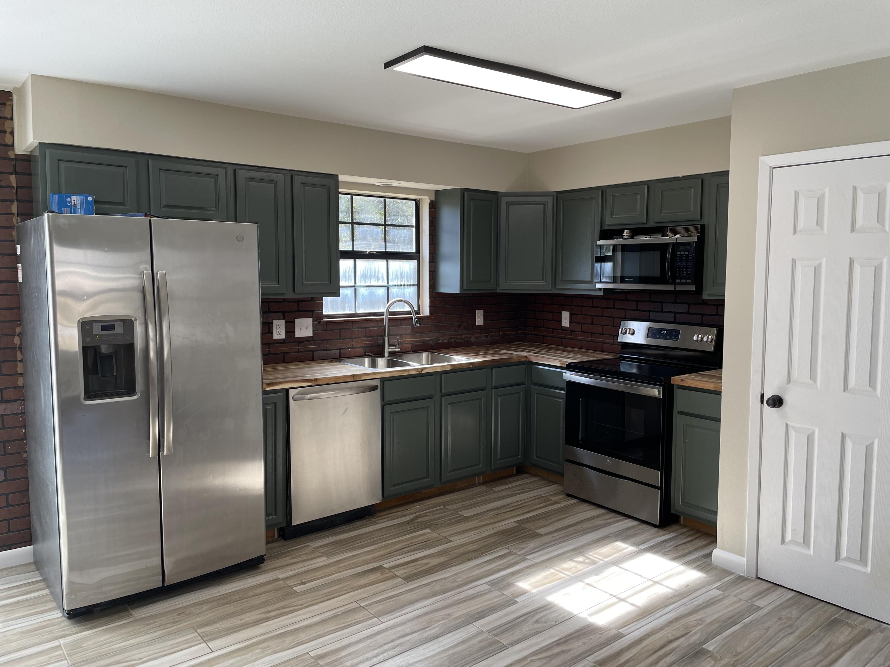 COUNTRYVIEW ESTATES 1ST ADDN - Residential Lease