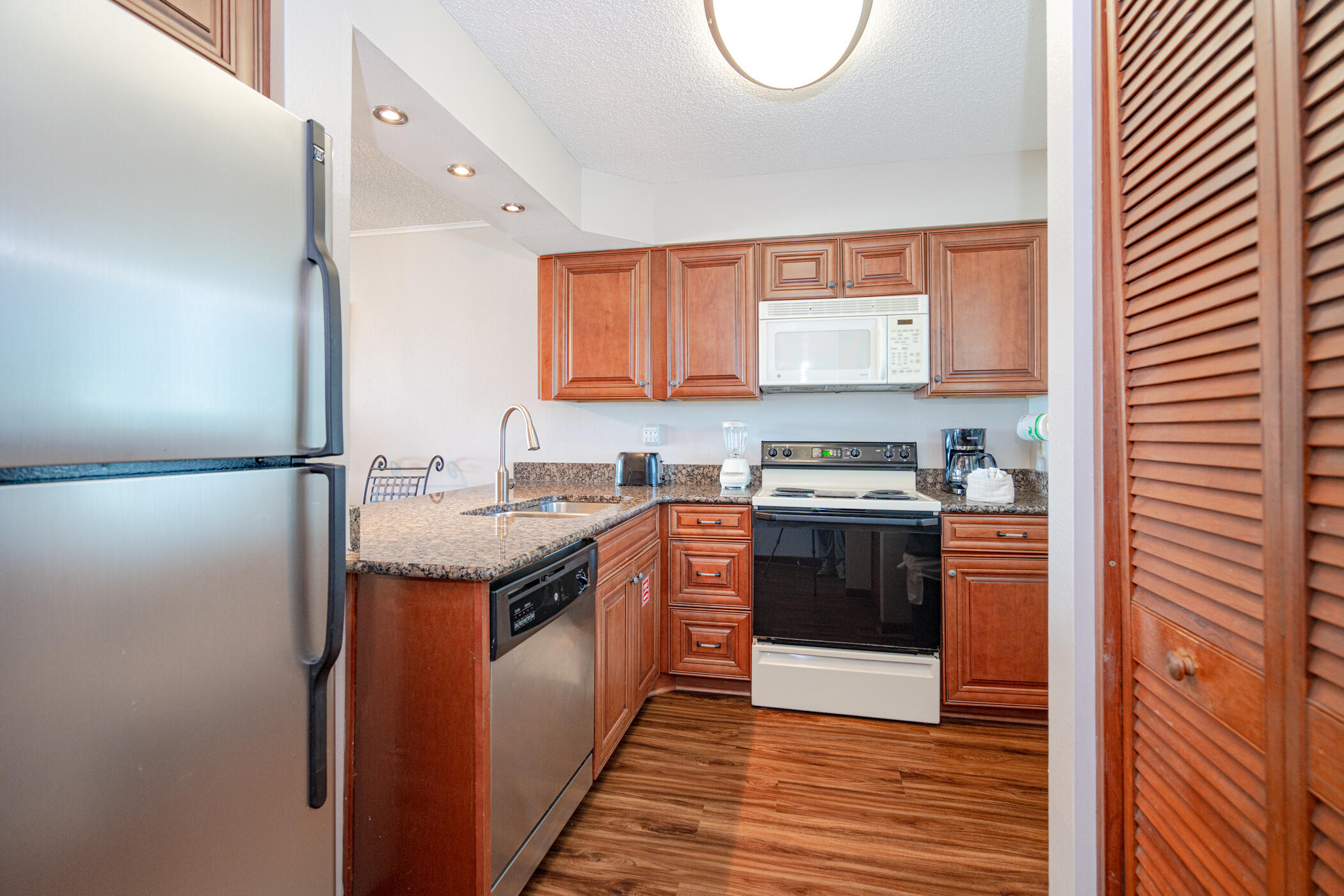 ISLANDER CONDO - Residential