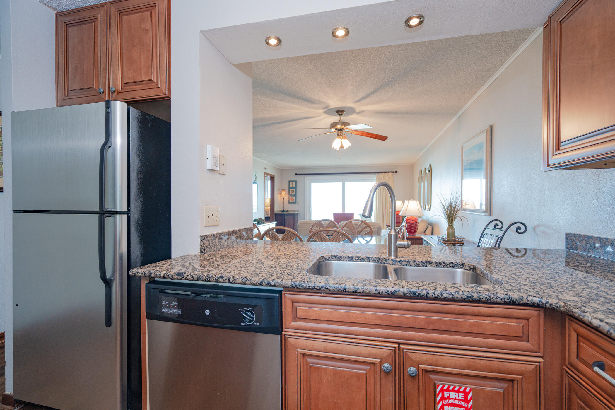 ISLANDER CONDO - Residential
