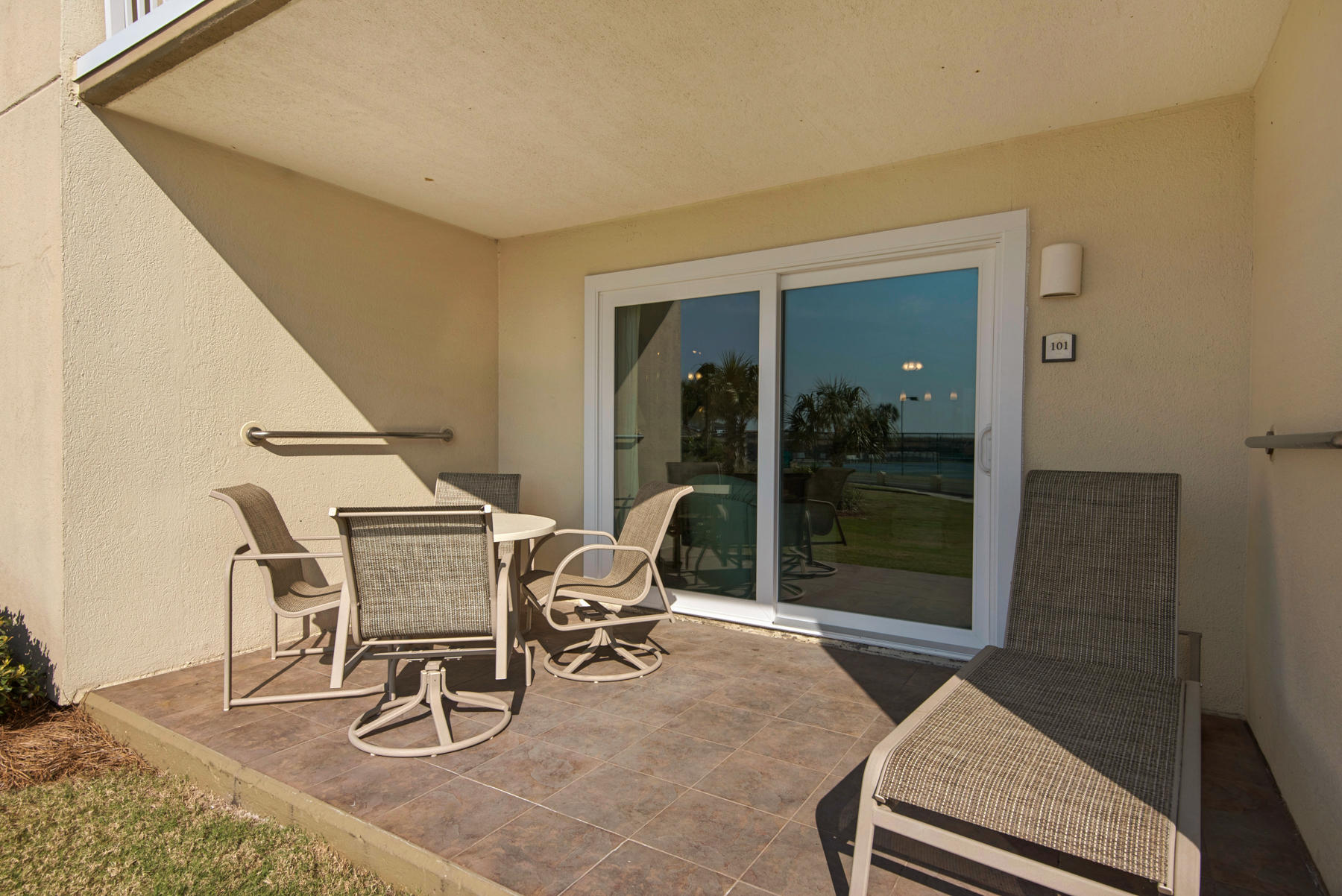 ISLANDER CONDO - Residential