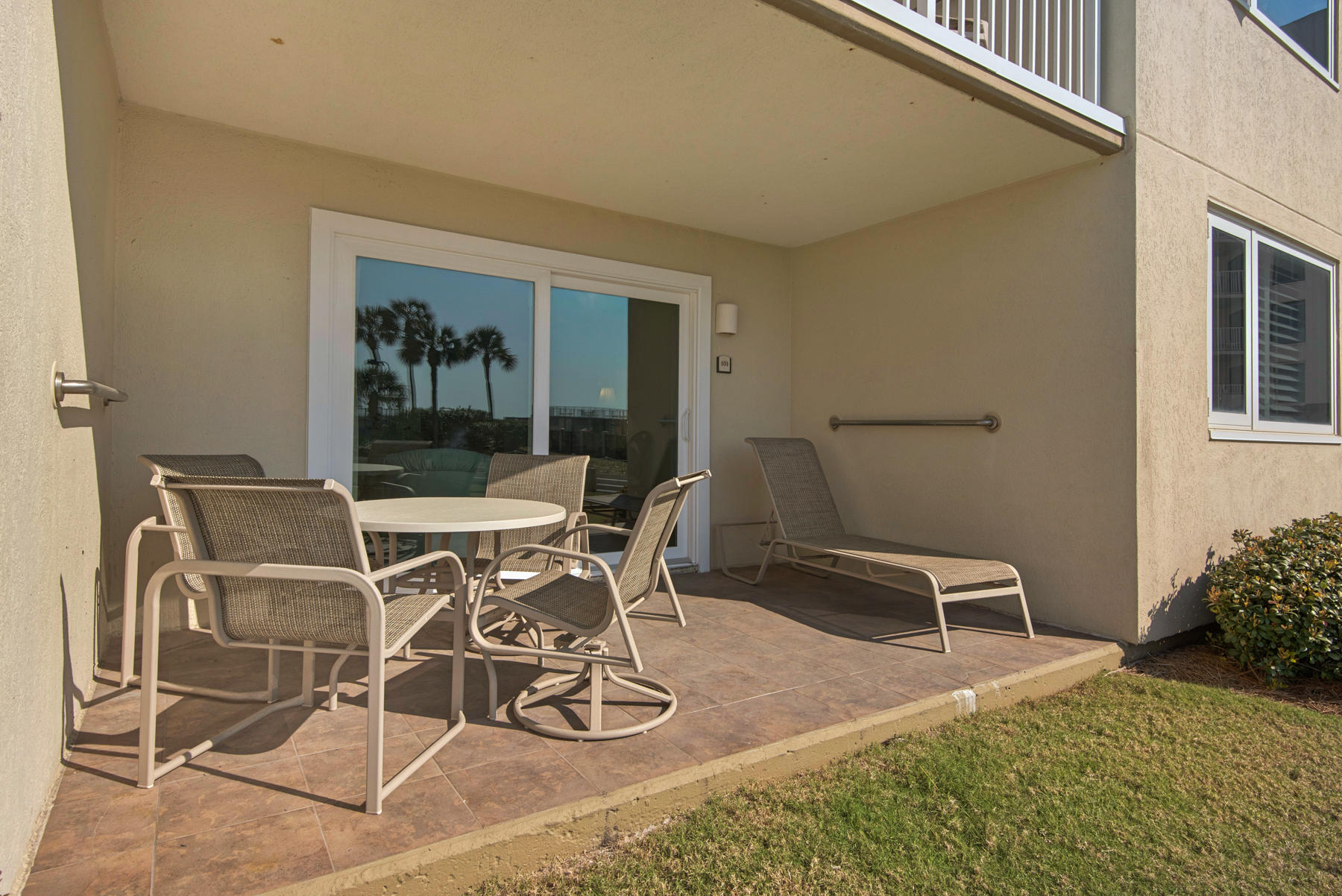 ISLANDER CONDO - Residential