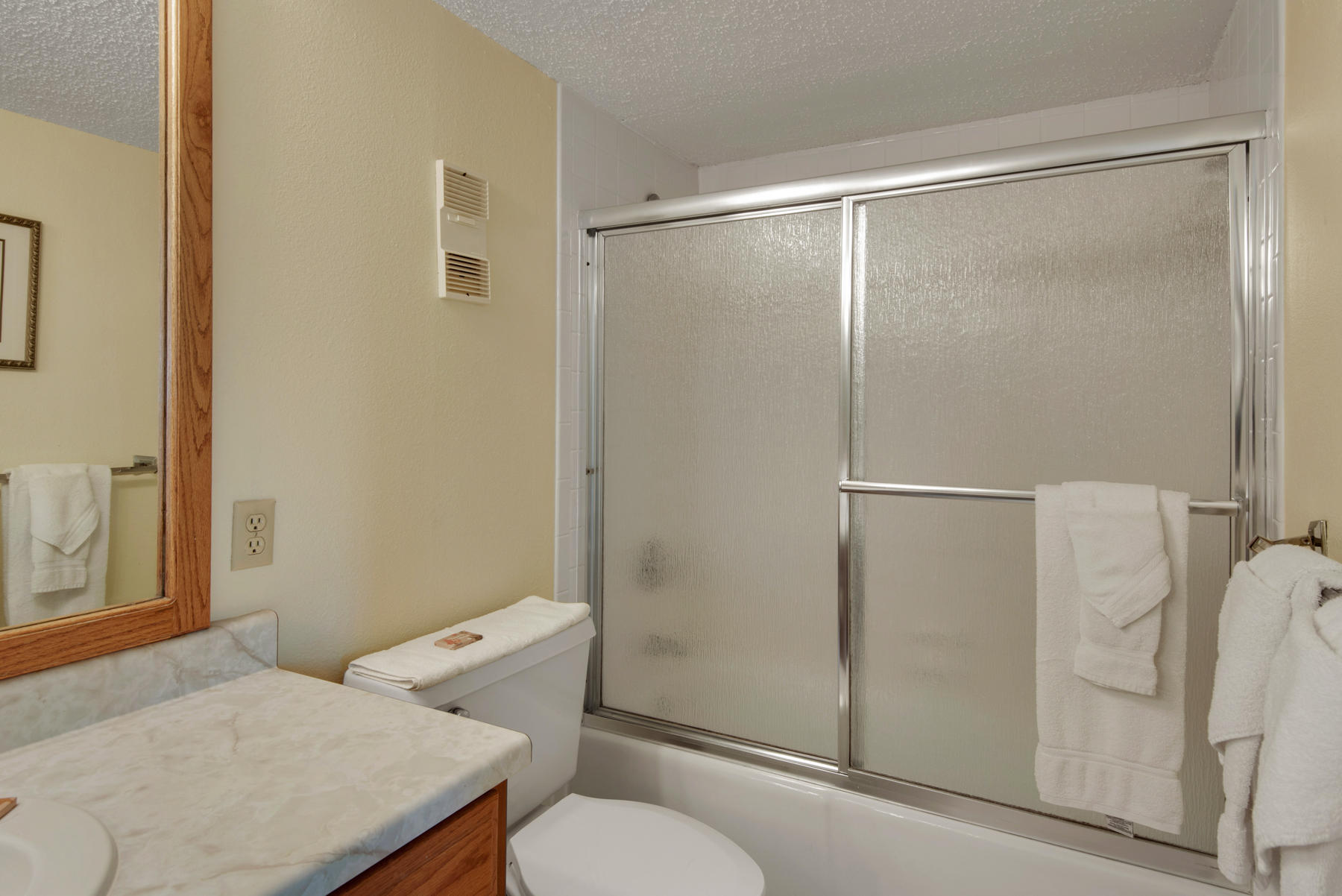 ISLANDER CONDO - Residential