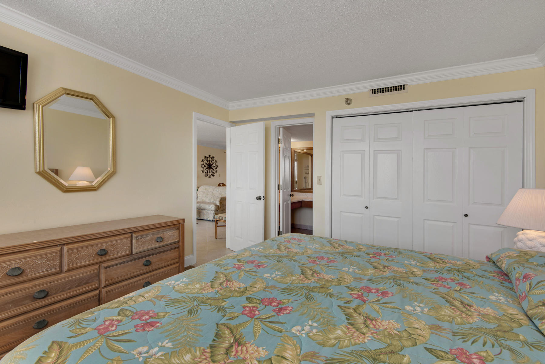 ISLANDER CONDO - Residential