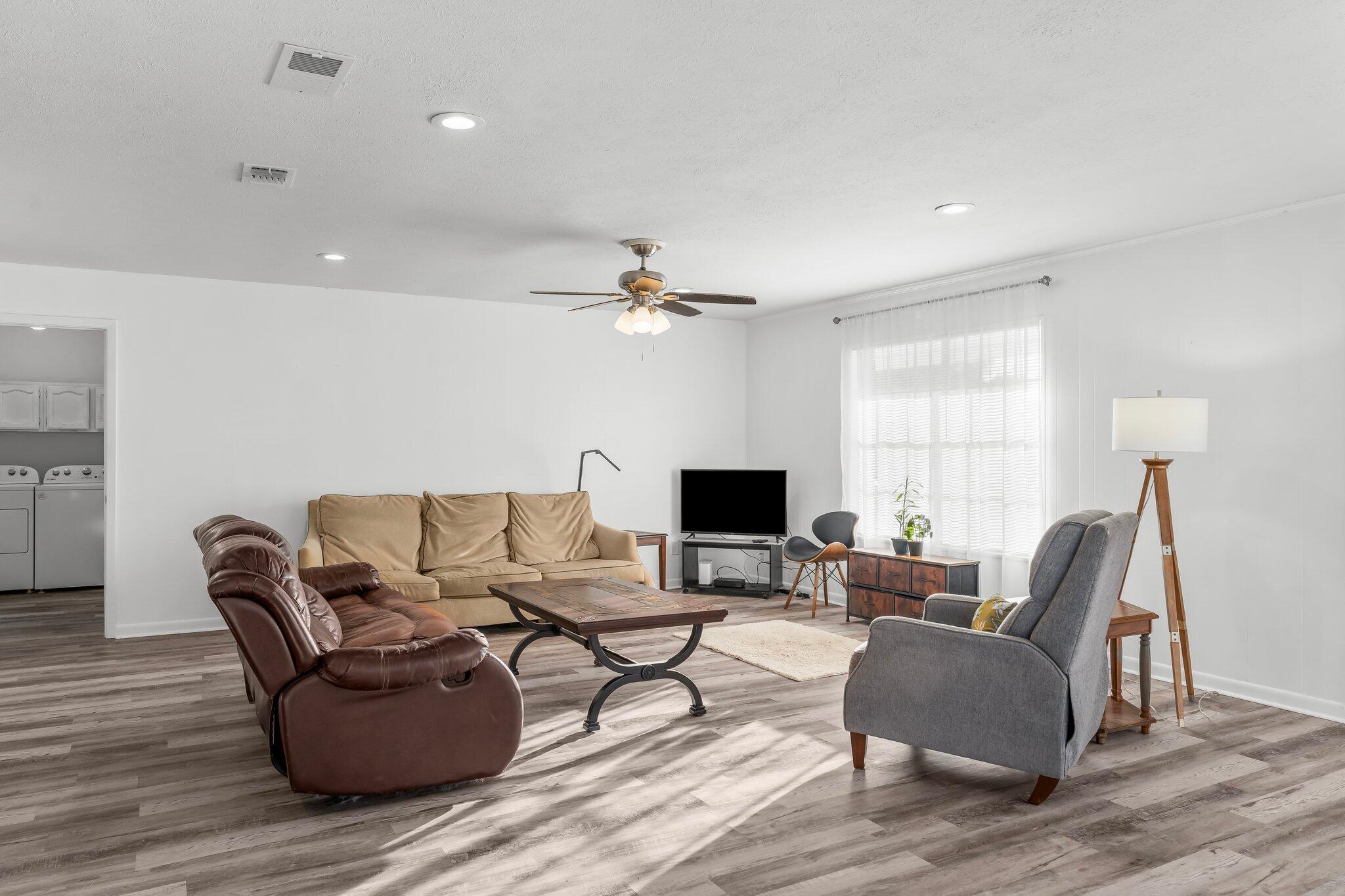 IMPERIAL OAKS - Residential