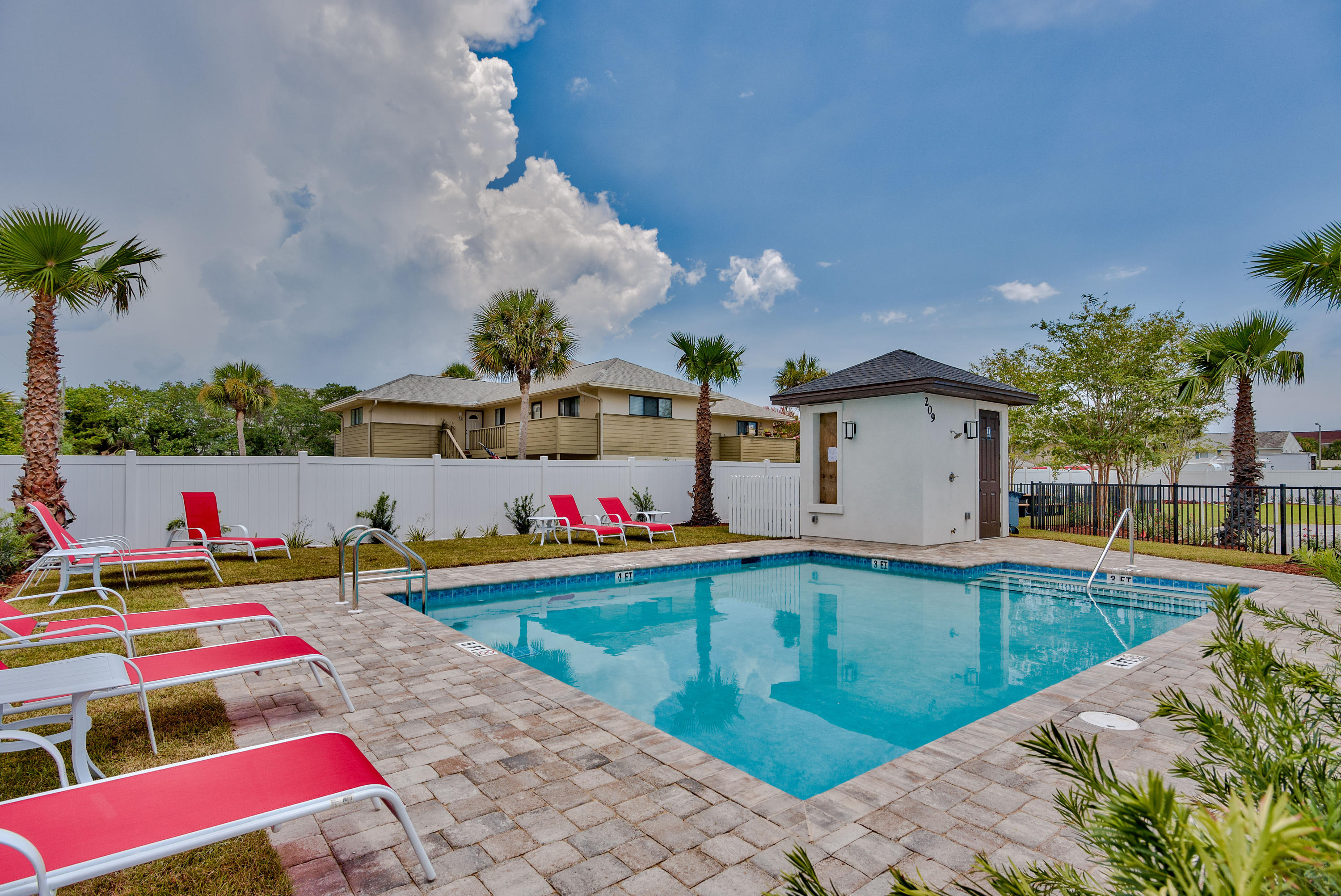 HIDDEN PALMS - Residential