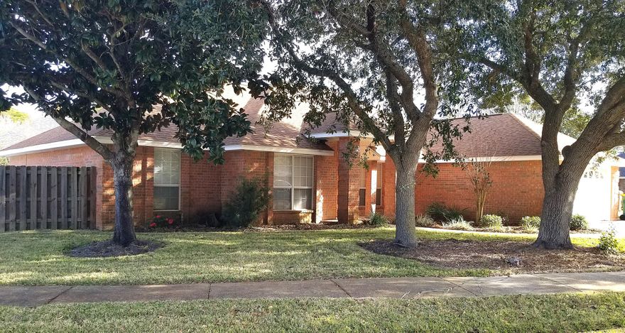 All Brick Home In Heart Of Destin. Hidden Pines (Hidden Gem) Subdivision. Corner Lot With Backyard Pool! Nice Entry Foyer Opens To Large Great Room w/ Lofted Ceiling. Beautiful Kitchen w/ Upgraded Cabinets & Granite Counters. Stainless Appliances Including Dual Fuel (Electric-Gas) Stove. Breakfast Area w/ Bay Window in Kitchen. Separate Formal Dining Room & Awesome Home Office/Den w/ Built In Shelving. Primary BR Is Large & Away From Other BR's. Primary Bath Has 2 Showers(!), Double Vanity, & 2 Walk In Closets. On Far Side Of Home Are 3 More Niced Sized Guest BR's & A Full Guest Bathroom. New Roof in 2022! NO CARPET - Tile & Laminate Flooring Throughout. Roomy 2 Auto Garage w/ Cabinets For Storage. Backyard Has Paver Stone Patio On Way To Kidney Shaped Pool. Need To Take A Look Today!