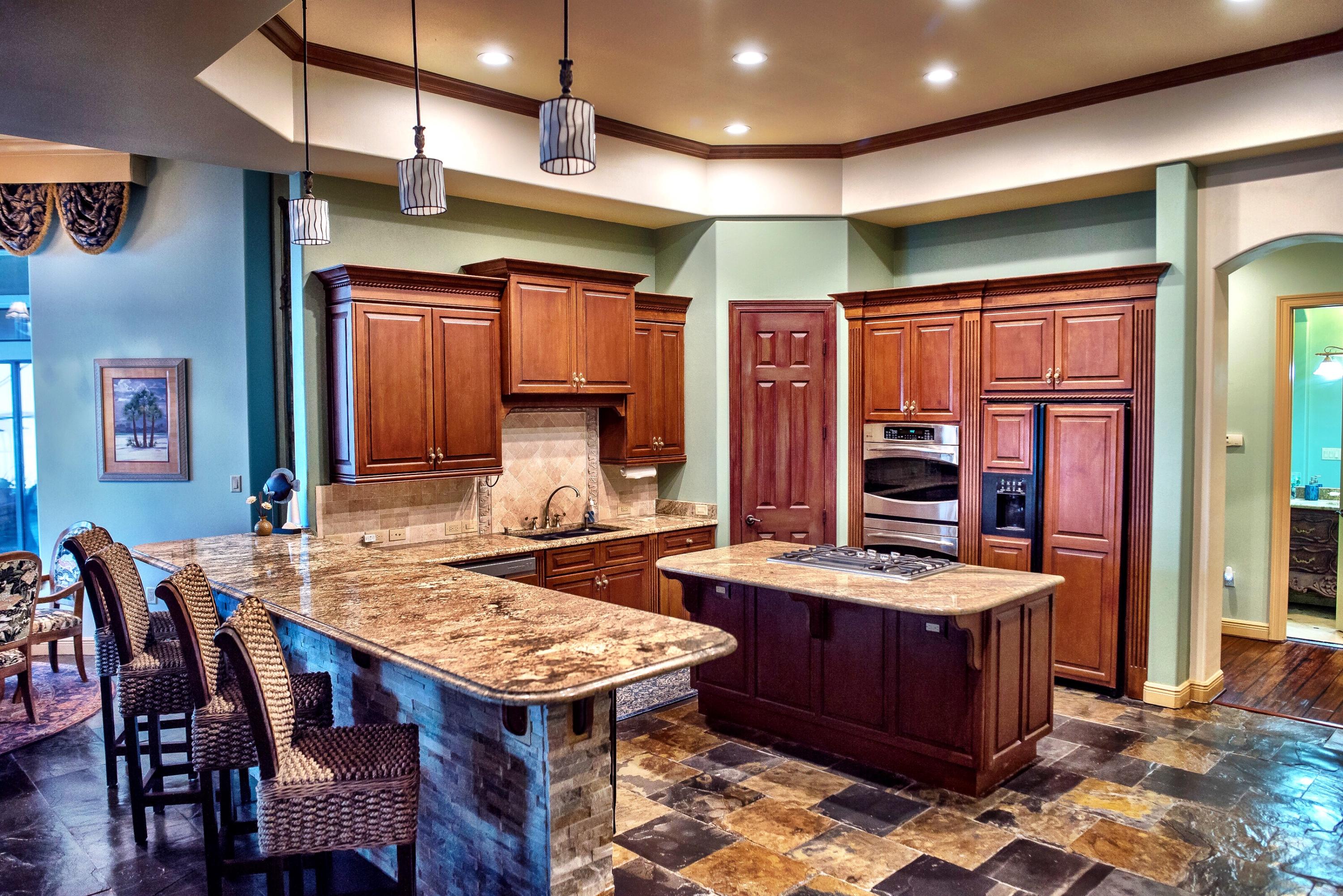WHISPERING OAKS - Residential