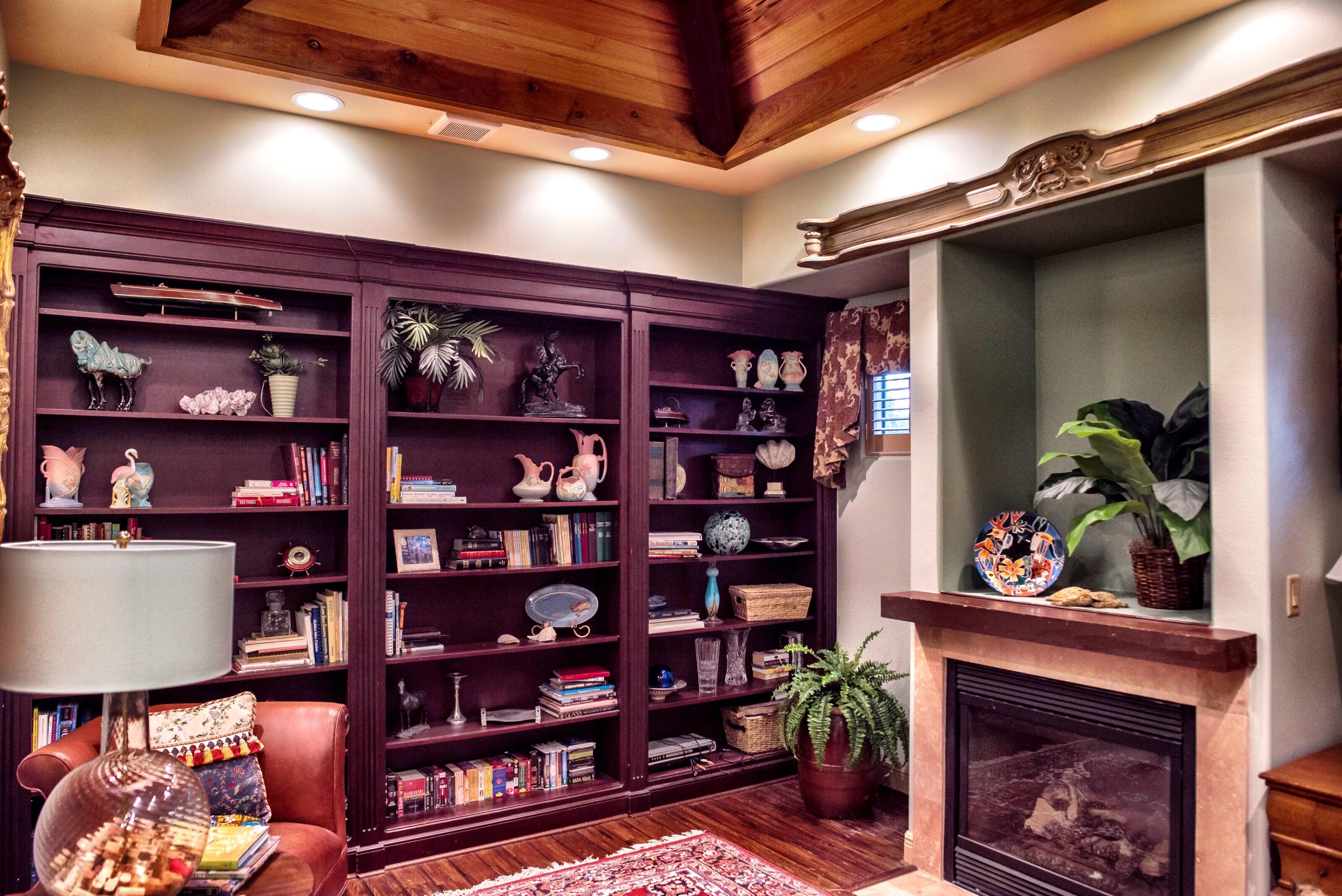 WHISPERING OAKS - Residential
