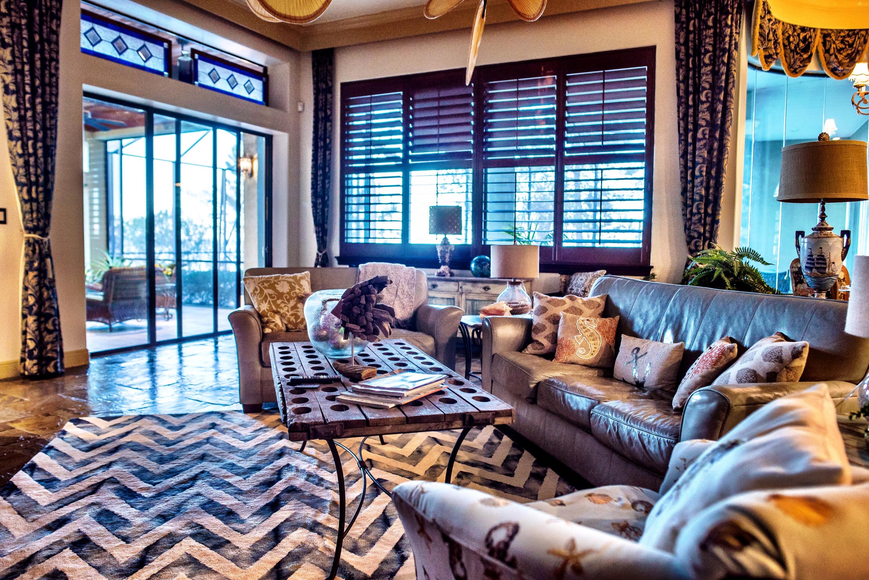 WHISPERING OAKS - Residential
