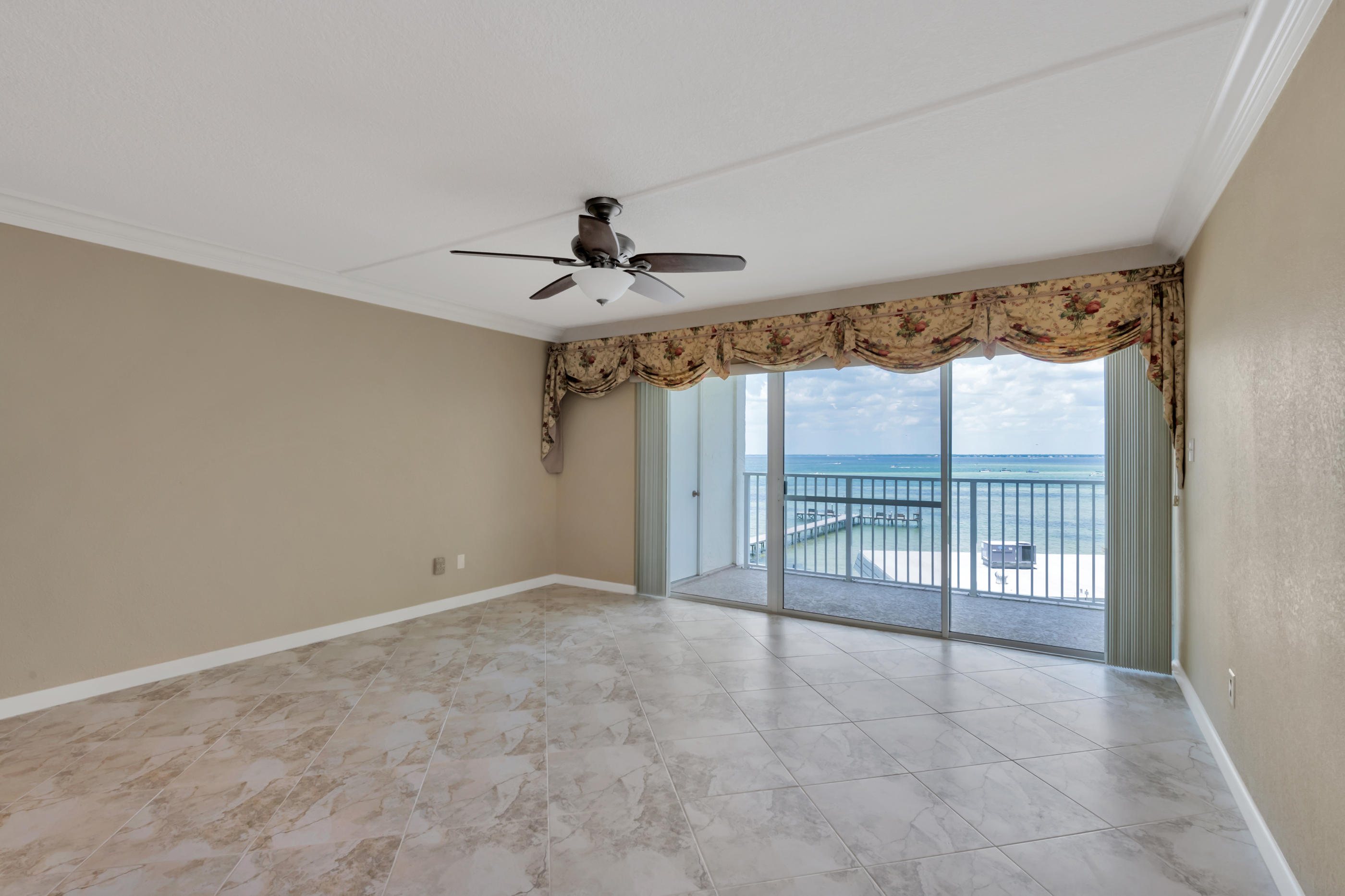 VALENCIA CONDO - Residential