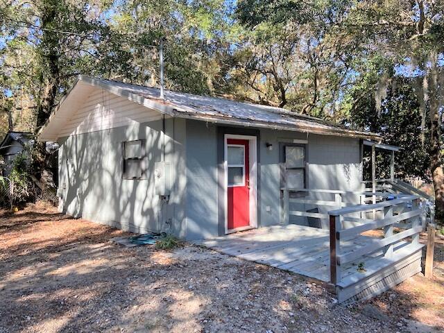 Waterfront cute studio cottage on deep water. This well maintained efficiency features a full size kitchen, as well as a large living room/bedroom combination. Boasting a deck overlooking the bayou on protected water, this is your paradise. Home also offers tile and wood floors. Pets may be allowed pending owner approval with a $500 non-refundable pet fee. Sorry, no indoor smoking.