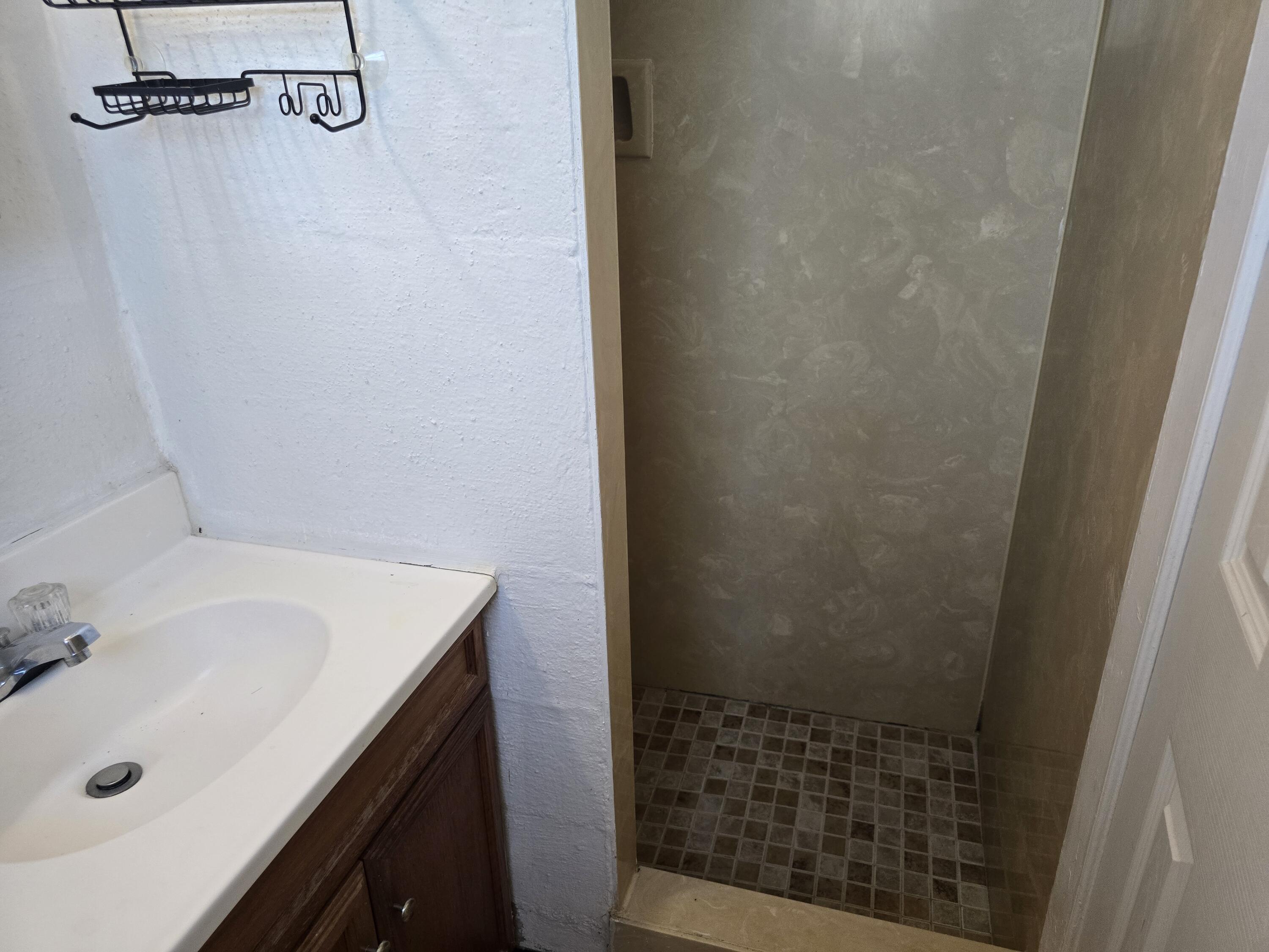 EDGEWATER - Residential Lease